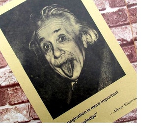 Puede incluir: Un póster de estilo vintage con una foto en blanco y negro de Albert Einstein sacando la lengua. El póster tiene una cita de Einstein: "La imaginación es más importante que el conocimiento."