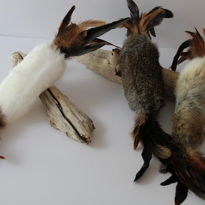 Giocattolo per gatti in pelliccia di coniglio "Outback Kicker" - Piume naturali