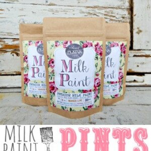Pu&ograve; includere: Tre sacchetti di carta marrone con un'etichetta bianca su cui &egrave; scritto "Milk Paint" in lettere nere. L'etichetta ha un design floreale con rose rosa e gialle. I sacchetti sono impilati uno sopra l'altro.