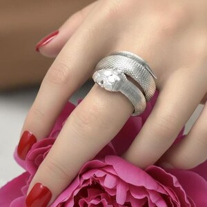 Anello Cobra in argento sterling – Fascia avvolgente con motivo a serpente testurizzato, gioiello unisex