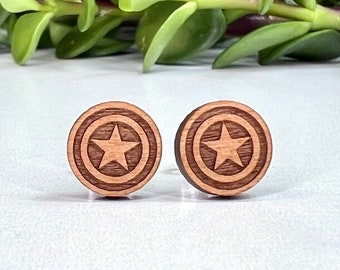 Pendientes con el escudo del Capitán América: madera de aliso grabada a láser y postes de titanio.