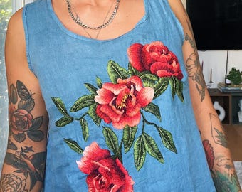 Blaues Leinentop mit handgestickten roten Rosen