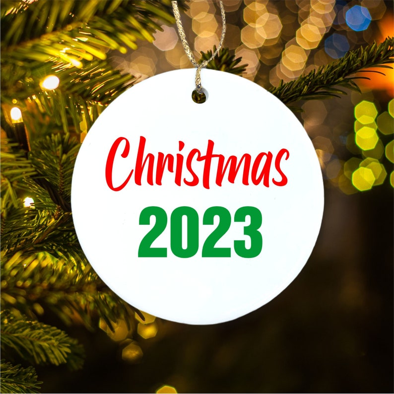 Peut inclure: Boule de No&euml;l ronde blanche avec le texte rouge "Christmas" et le texte vert "2023".