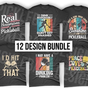 Peut inclure: Six t-shirts gris foncé avec des motifs sur le thème du pickleball. Les chemises présentent des phrases telles que "Real Housewives of Pickleball", "Dink Responsibly" et "Peace Love Pickleball". Le texte "12 DESIGN BUNDLE" est également affiché.