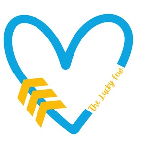 Puede incluir: Un contorno de corazón azul con una flecha amarilla apuntando hacia la izquierda. El texto "The Lucky Few" está escrito dentro del corazón.