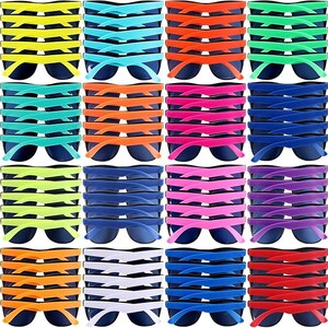 Pu&ograve; includere: Una collezione di occhiali da sole colorati in varie tonalit&agrave;, tra cui giallo, blu, arancione, verde, rosa e viola. Ogni paio ha una montatura scura e aste colorate abbinate. Gli occhiali da sole sono impilati in file e colonne.