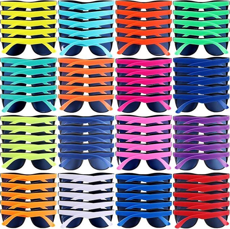 Pu&ograve; includere: Una collezione di occhiali da sole colorati in varie tonalit&agrave;, tra cui giallo, blu, arancione, verde, rosa e viola. Ogni paio ha una montatura scura e aste colorate abbinate. Gli occhiali da sole sono impilati in file e colonne.