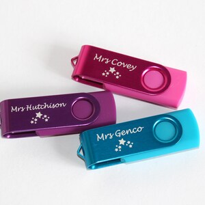 Puede incluir: Tres memorias USB de colores rosa, morado y turquesa. Cada unidad tiene un dise&ntilde;o giratorio y muestra un nombre y un gr&aacute;fico de estrellas. Regalos personalizados.