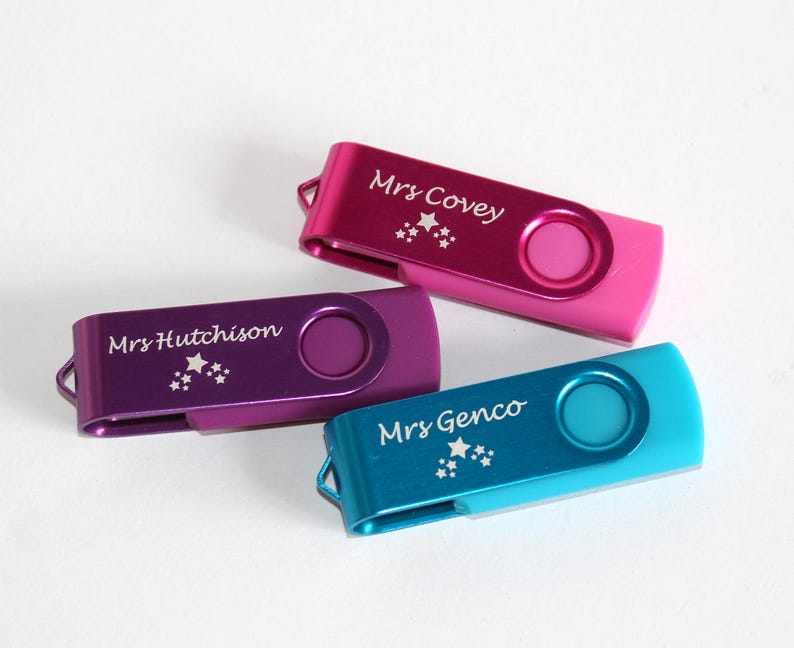 Puede incluir: Tres memorias USB de colores rosa, morado y turquesa. Cada unidad tiene un dise&ntilde;o giratorio y muestra un nombre y un gr&aacute;fico de estrellas. Regalos personalizados.