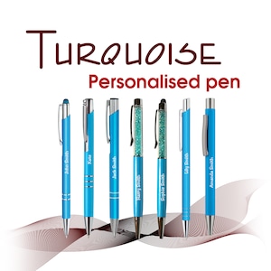 Puede incluir: Siete bolígrafos personalizados de color turquesa con detalles plateados y nombres impresos. Los bolígrafos están dispuestos en fila sobre un fondo blanco con un diseño ondulado rojo y blanco.