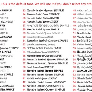 Puede incluir: Una hoja que muestra varios estilos de fuente. Cada l&iacute;nea muestra el texto "Natalie Isabel Queen SIMPLE" en diferentes fuentes, desde simples hasta decorativas. El texto es negro, con un encabezado rojo que indica la fuente predeterminada.