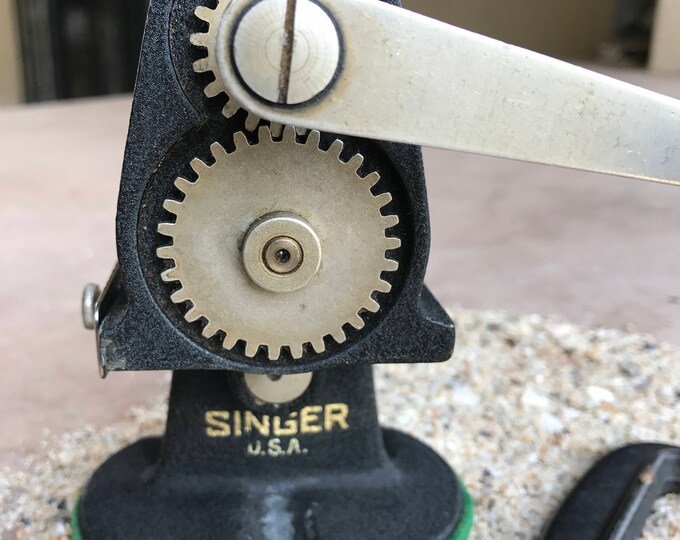 Vintage 1930's Singer Handcrank Pinker Pinking Machine, Pinking Shears