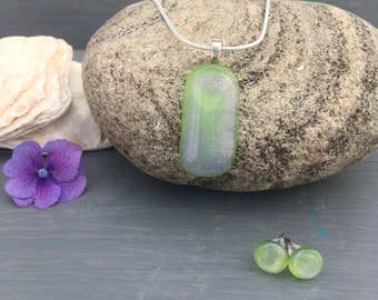 Light green dichroic shimmer fused glass jewellery set, shimmering lilac on light translucent green, pendant and stud earrings