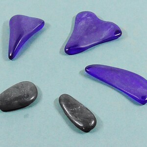 5 PENDANT SHAPED GLASS.