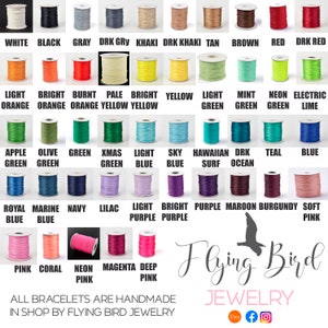 Puede incluir: Una tabla de 36 colores diferentes de cord&oacute;n encerado, con el nombre de cada color listado debajo del carrete correspondiente. La tabla est&aacute; titulada "Flying Bird Jewelry" e incluye los enlaces de redes sociales de la empresa.