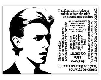 Può includere: Silhouette in bianco e nero di David Bowie con il testo della canzone "Space Oddity" intorno alla sua testa. Il testo dice: "I will sit right down waiting for the gift of sound and vision Ziggy really sang, screwed up eyes and screwed down hairdo is there life on Mars? keep your 'lectric eye on me babe put your ray gun to my head this is Major Tom to ground control the throwing darts in lovers eyes he return of the Thin White Duke, I, I will be king and you, you will be queen"