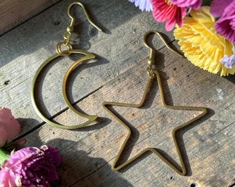 月と星のイヤリング、天体モチーフのイヤリング、ピアス