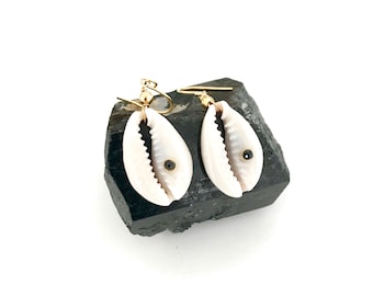 Naiade Cowrie shell Earrings with Onyx - Boho summer jewelry - hippie chic Earrings - bohemian gypsy summer shell Earrings