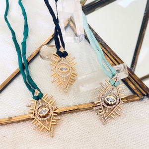 Talisman-Kette Geometrie mit Zircon Schloss im Stil boho und Hippie Chic auf Seidenseil