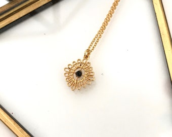 Collier Pendentif Mandala en Filigrane Dentelle avec une Pierre Onyx doré