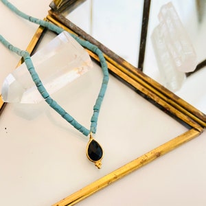 Collier Ras de Cou Réglable ALANI en Perles Turquoises et Pendentif Boho en Onyx Noir  - Gold filled