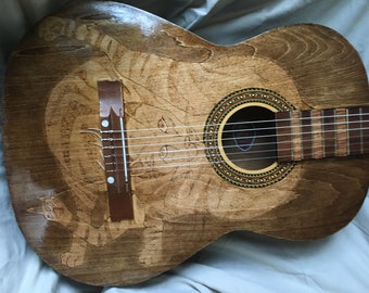 Guitarra de cuerdas de nailon Trump (no Don) quemada en madera - Parodia