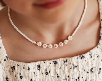 Collier personnalisé Flower Girl, avec des marguerites en verre et des accents dorés.
