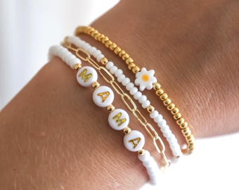 Gepersonaliseerde stapel armband • Aangepaste naam stretcharmband • Madeliefje-bedelarmband • Gouden paperclipketting • Verstelbare armband met gouden kralen