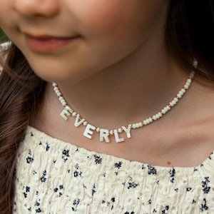 Collar de nácar personalizado con nombre • Gargantilla de cuentas de concha personalizada • Delicado collar de cuentas de semillas blancas • Regalo para niña de las flores