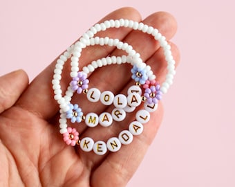 Pulsera de niña de las flores con nombre personalizado y flor de cuentas.