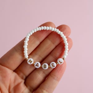 Pulseira personalizada para menina com contas brancas, lindo presente para filha, mãe, tia.