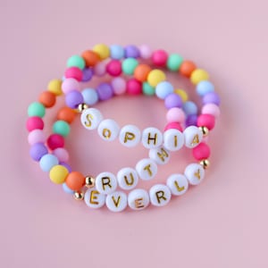 Pulseira personalizada com nome em confete.
