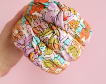 Bandeau rétro coloré pour fille - Accessoire noué fabriqué à la main inspiré des années 70.