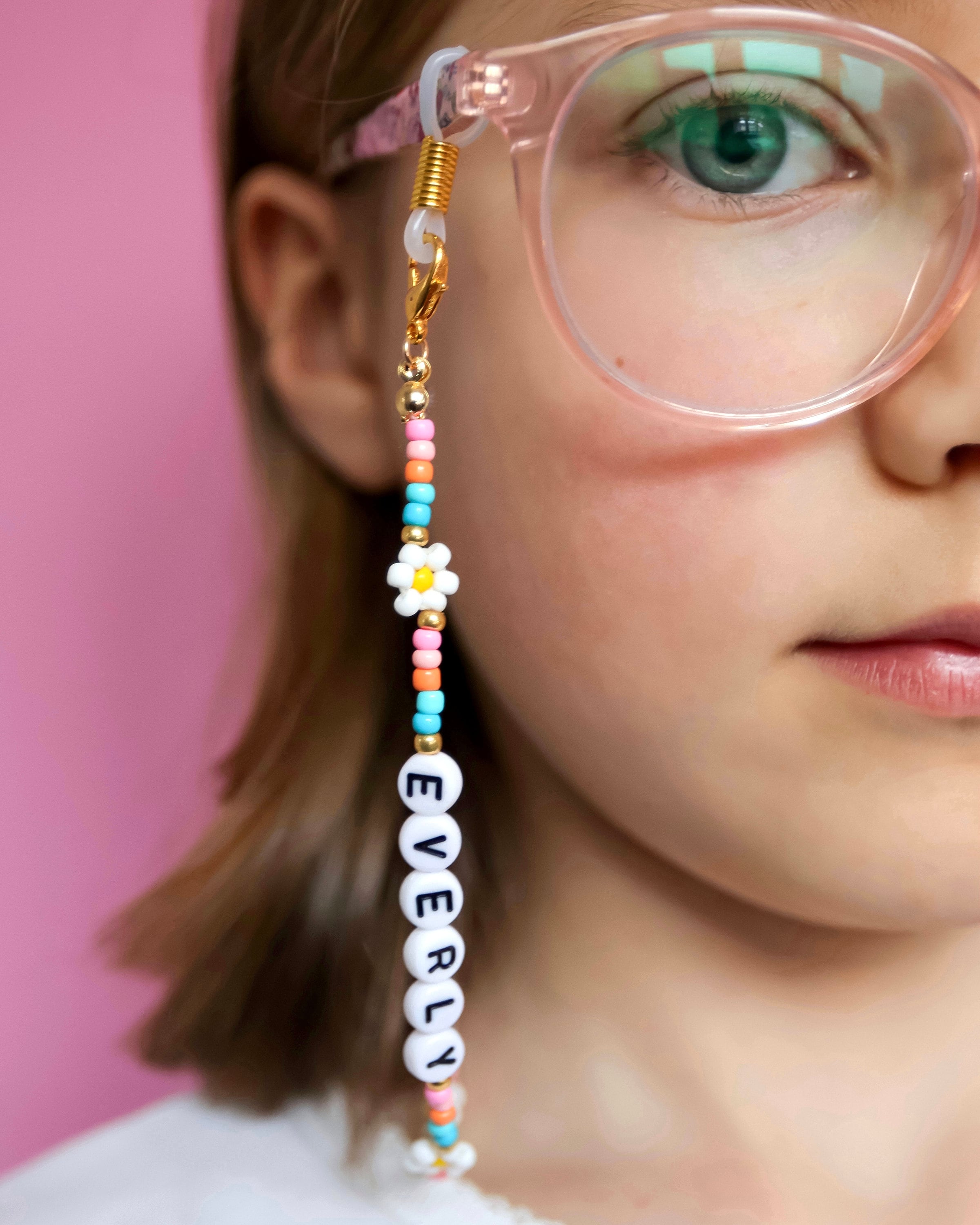 Gepersonaliseerde kinderbril met kralenbloem. Glazenketting met kralen en naam.