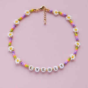 Collar con nombre floral personalizado: personalizado con flores con cuentas.