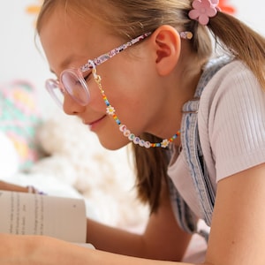 Cadena de gafas personalizada con cuentas de arcoíris de colores y flores de cuentas.