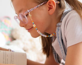 Chaîne à lunettes personnalisée avec perles arc-en-ciel colorées et fleurs en perles.