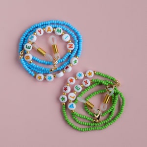 Cadena para gafas personalizada para niños. Cadena con nombre y cuentas azules.