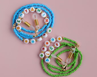 Chaîne de lunettes personnalisée pour enfants. Chaîne prénom perlée bleue.