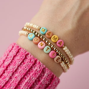 Personalisiertes, gefädeltes Armband mit bunten Buchstaben. Mama Armband.