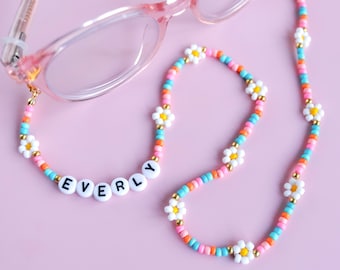 Cadena para gafas personalizada con flores y pedrería para niños. Cadena de gafas con cuentas y nombre.