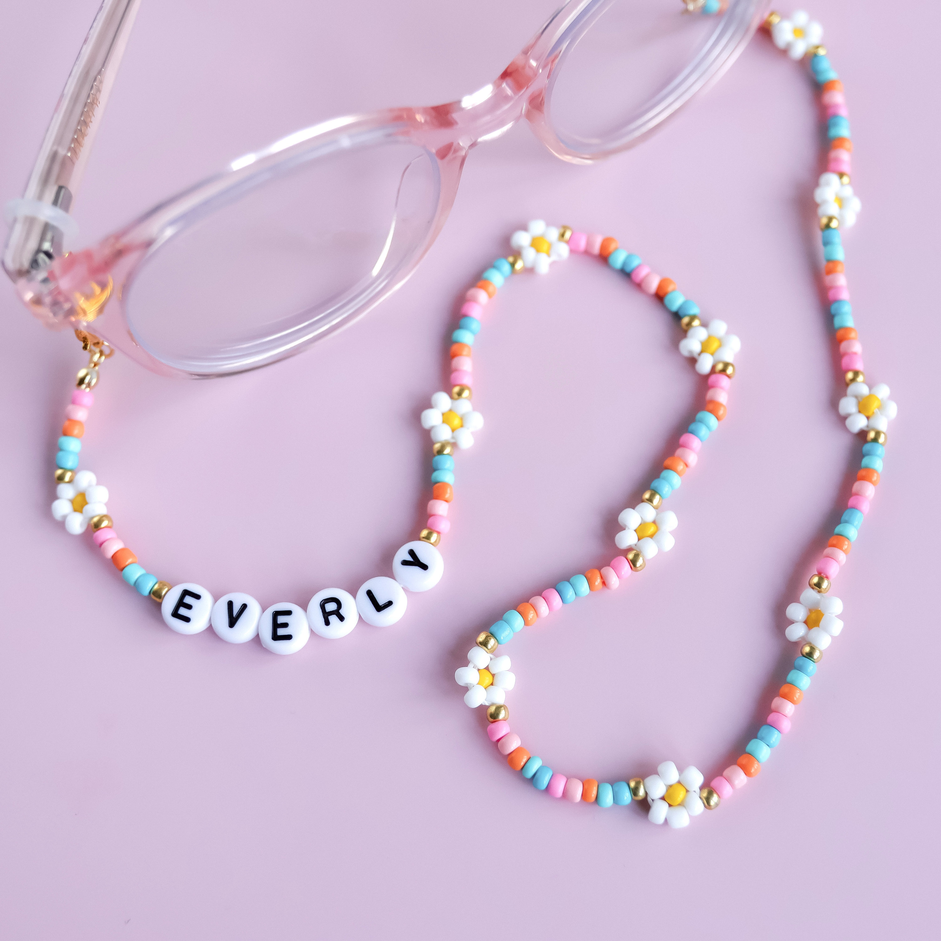 Gepersonaliseerde kinderbrillenketting: naam bloem madeliefje