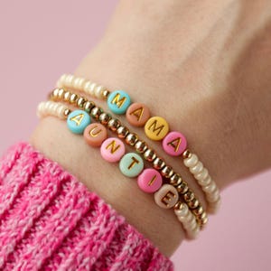 Pulsera de cuentas personalizada: Pulsera con nombre y letras de colores, cuentas con detalles dorados