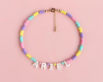 Kindernaamketting met parelmoer letterkralen en kleurrijke rocailles.