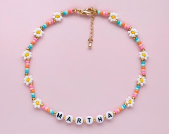 Collana con nome e fiori di perline: gioielli unici solo per lei.