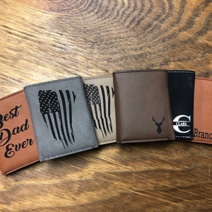 Monedero personalizado para hombre. Carteras para hombres. Carteras grabadas de cuero sintético tríptico. Monedero militar.