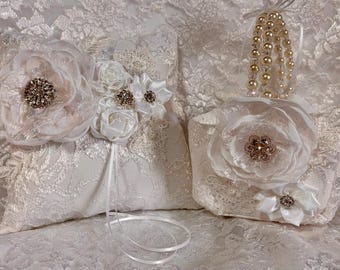Conjunto de cojín para anillos y cesta de flores de encaje blanco liso.