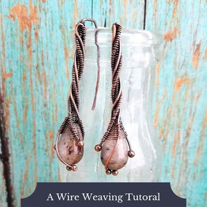 Op de afbeelding: Een draadweef tutorial voor het maken van "The Twig Earrings" door Wendi van Door 44 Studios. De oorbellen hebben een ontwerp van koperdraad met een bruine steen aan de onderkant.