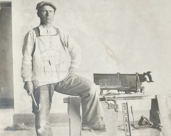 Carte postale ancienne de menuisier de quincaillerie avec outils - RPPC rare - début des années 1900 - photographie professionnelle - inutilisé - vieux denim - tel quel
