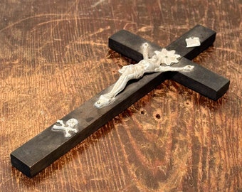 Crucifix des années 40 avec tête de mort et os croisés - Bois et métal - Décoration gothique - Croix d'archives de prêtre et de nonne